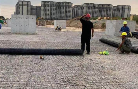 武强土工格栅铺设前地基要怎么处理？